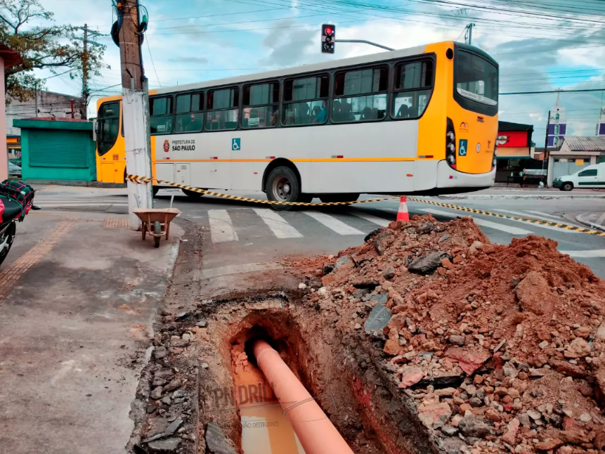 Máquina utilizada em serviço na rua