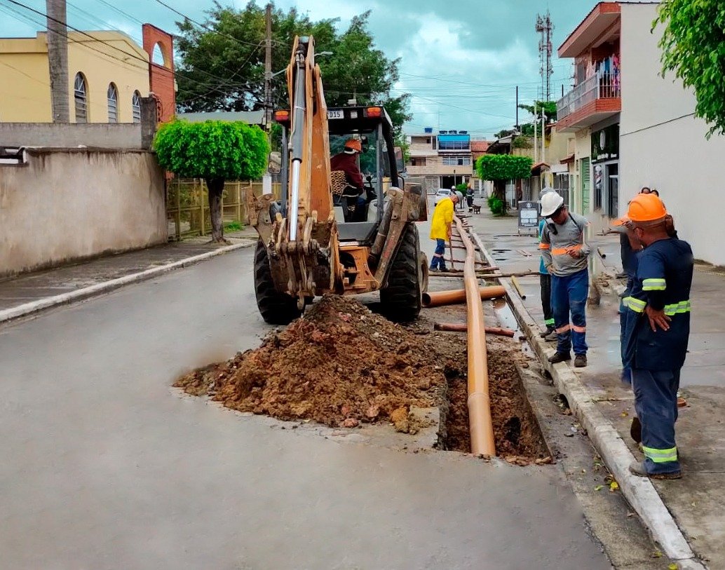 Trabalhadores executando serviços de infraestrutura urbana