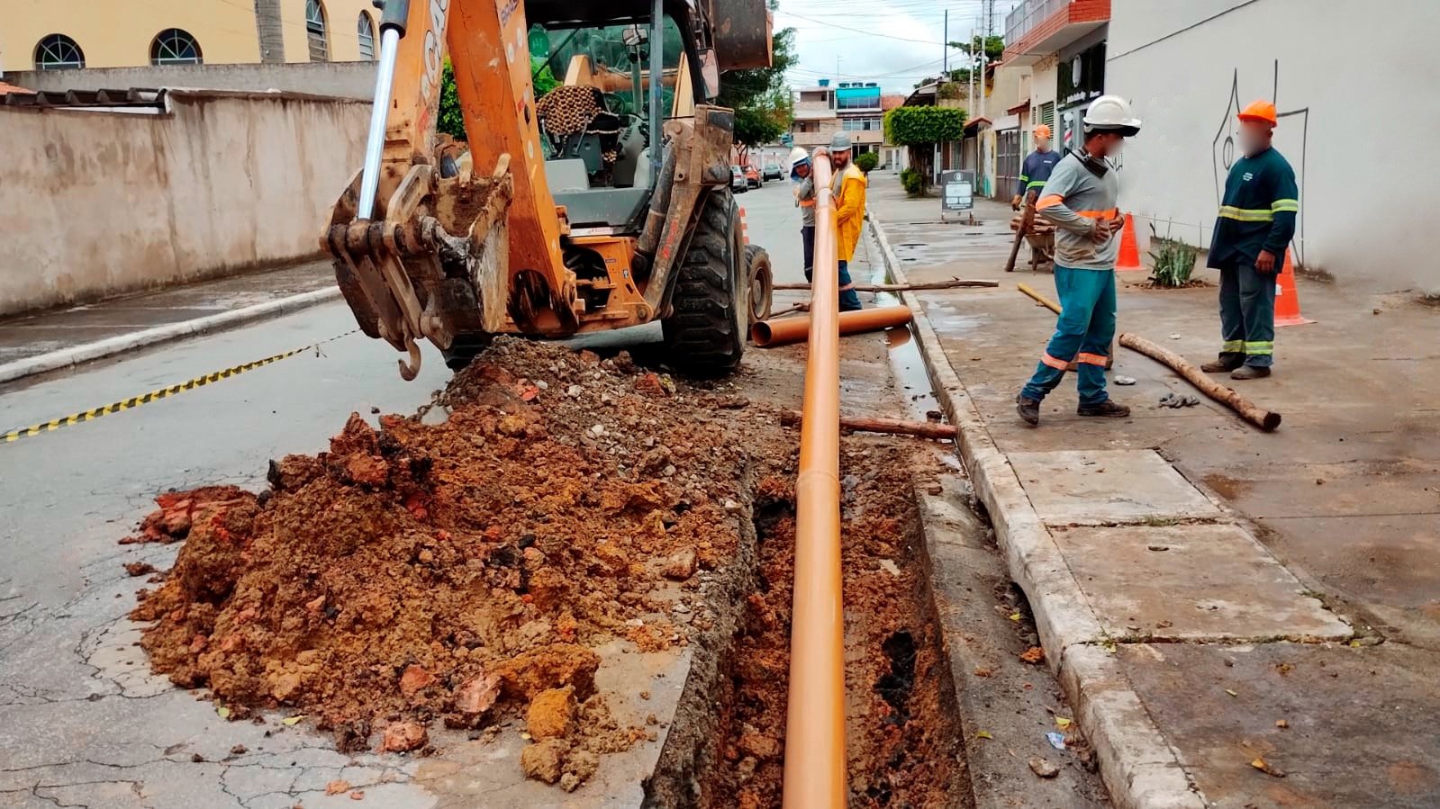 Tubulações e equipamentos em obra de infraestrutura urbana